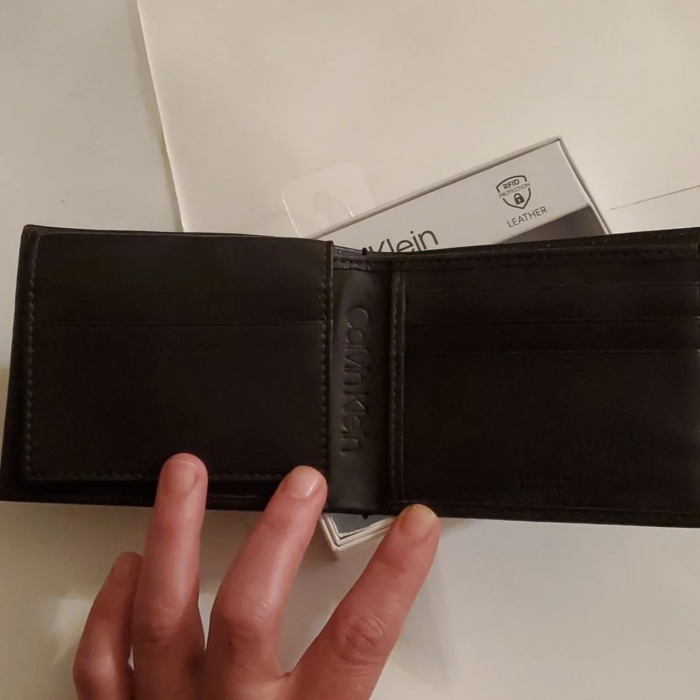 New Calvin Klein Mens brown leather wallet